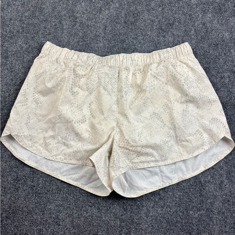 OLD NAVY Women’s NWT Stretchtech 3” Inseam Cream/Grey Athletic shorts size Large